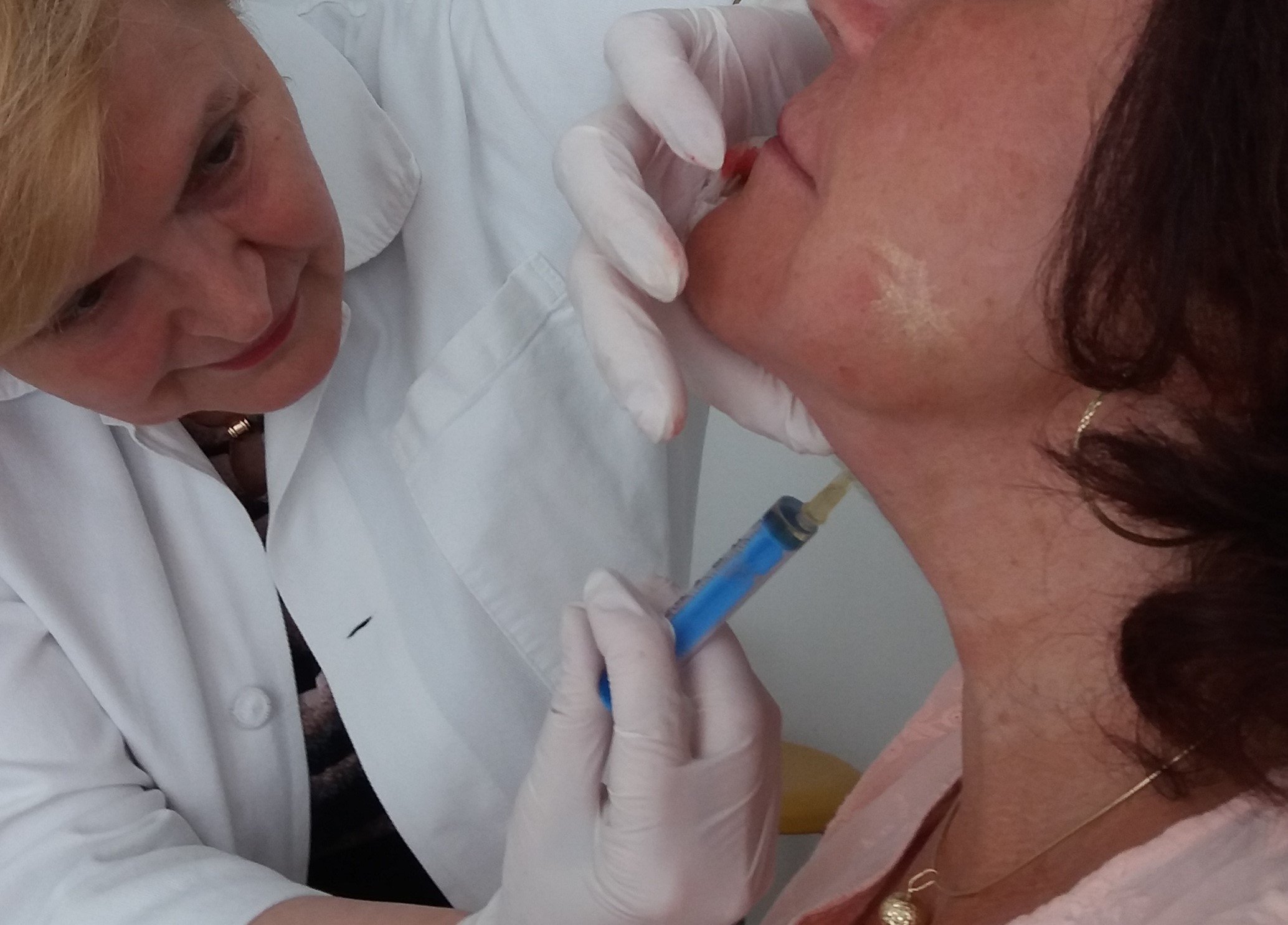 Trápí vás tzv. dvojitá brada ? Trápí vás tzv. dvojitá brada ?